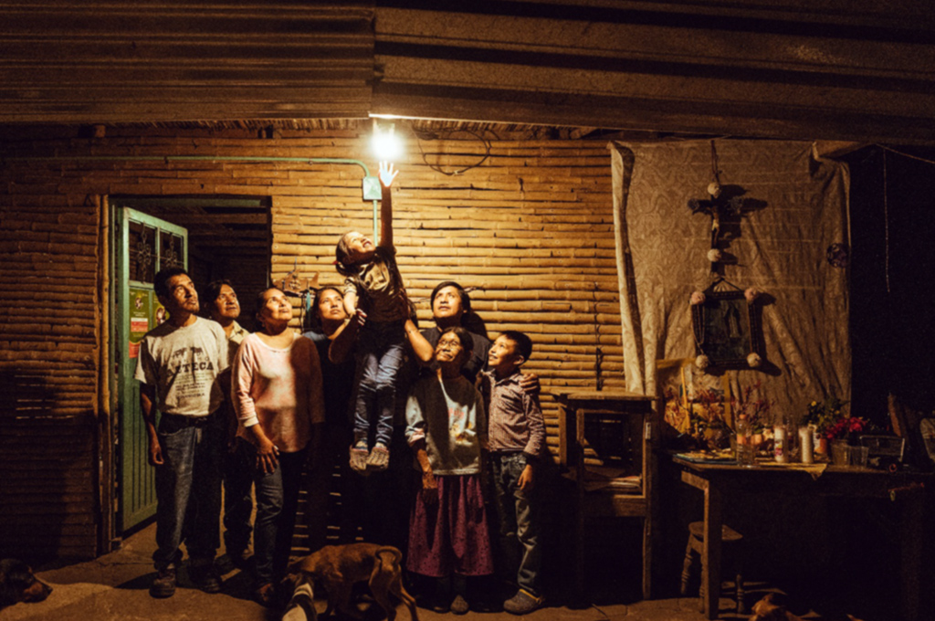 Iberdrola ‘ilumina’ centenar de hogares en San Luis Potosí