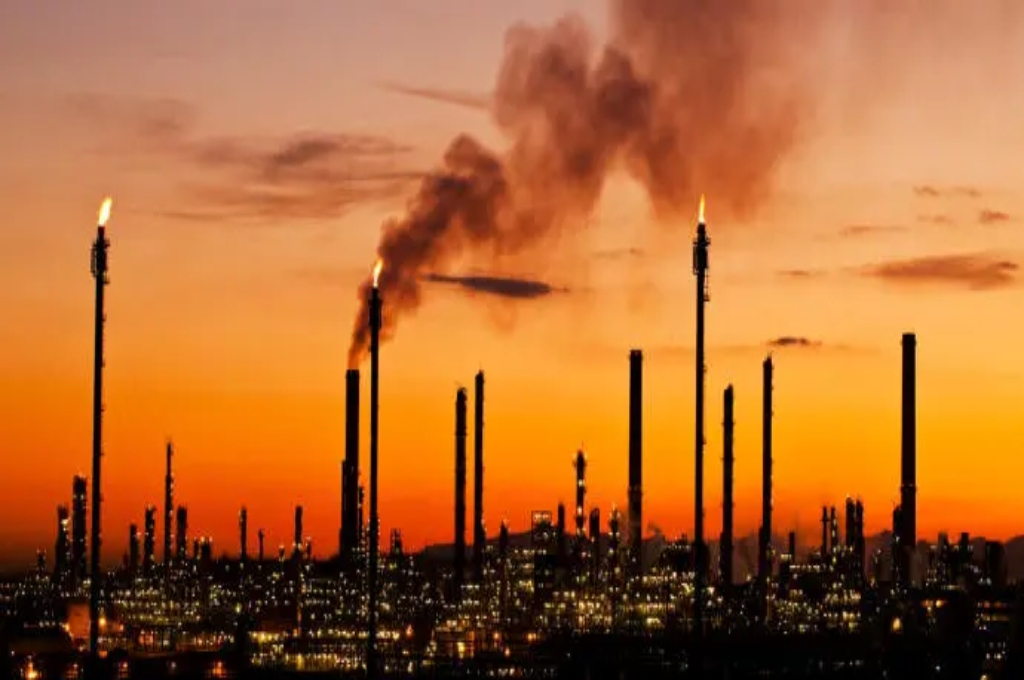 AMLO y Xóchitl Gálvez se enfrentan por cierre de refinerías